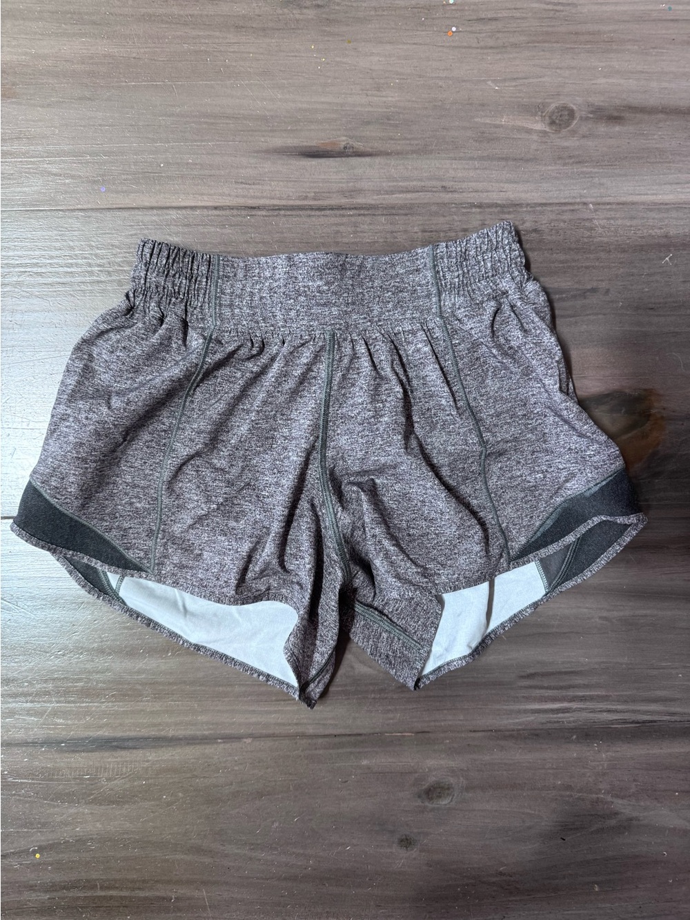 Lululemon Low Rise Hotty Hot Short Women’s 4 Heathered Grey